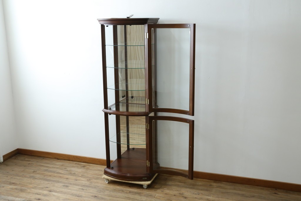 中古　美品　イタリア　ラ・カーサ(LA CASA)　モダンデザインでコレクションや雑貨を美しく魅せる曲げガラス入り縦型キャビネット　(R-083504)