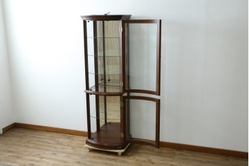 中古　美品　イタリア　ラ・カーサ(LA CASA)　モダンデザインでコレクションや雑貨を美しく魅せる曲げガラス入り縦型キャビネット　(R-083504)