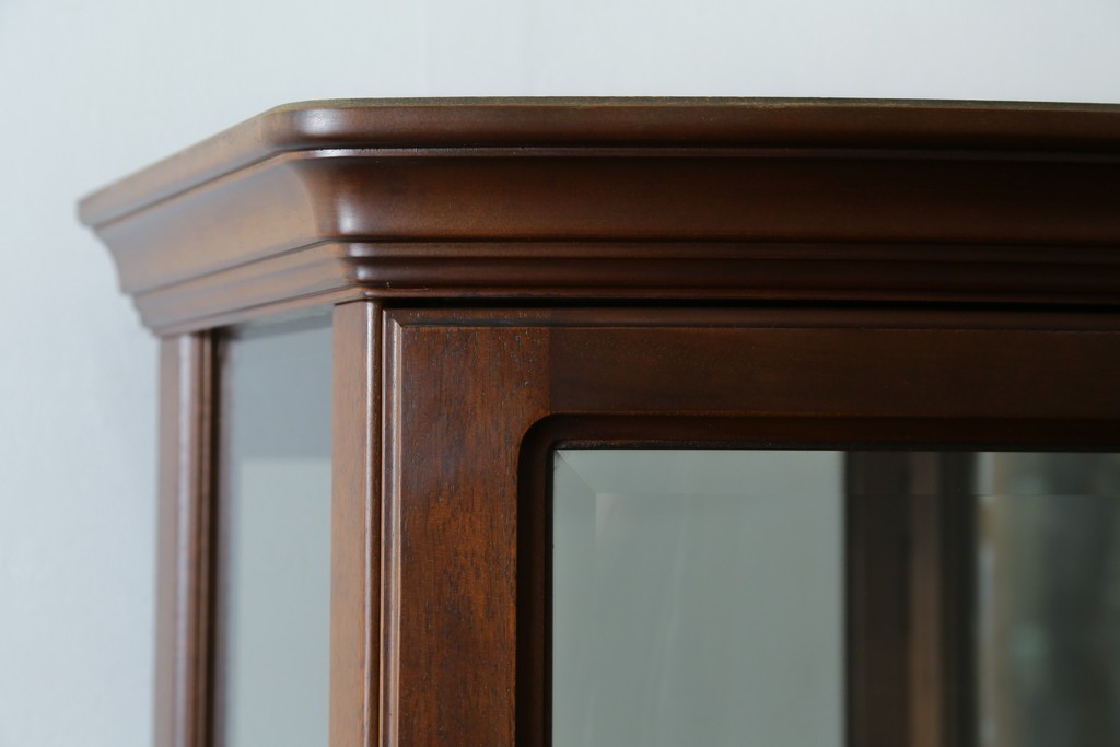 中古　美品　イタリア　ラ・カーサ(LA CASA)　モダンデザインでコレクションや雑貨を美しく魅せる曲げガラス入り縦型キャビネット　(R-083504)