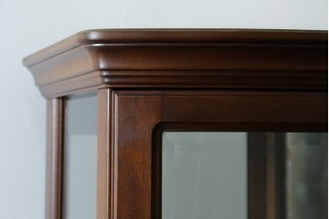 中古　美品　イタリア　ラ・カーサ(LA CASA)　モダンデザインでコレクションや雑貨を美しく魅せる曲げガラス入り縦型キャビネット　(R-083504)