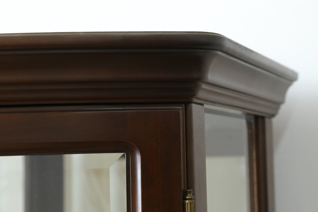 中古　美品　イタリア　ラ・カーサ(LA CASA)　モダンデザインでコレクションや雑貨を美しく魅せる曲げガラス入り縦型キャビネット　(R-083504)