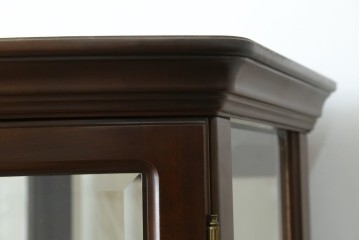 中古　美品　イタリア　ラ・カーサ(LA CASA)　モダンデザインでコレクションや雑貨を美しく魅せる曲げガラス入り縦型キャビネット　(R-083504)