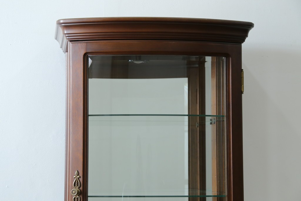 中古　美品　イタリア　ラ・カーサ(LA CASA)　モダンデザインでコレクションや雑貨を美しく魅せる曲げガラス入り縦型キャビネット　(R-083504)