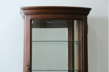 中古　美品　イタリア　ラ・カーサ(LA CASA)　モダンデザインでコレクションや雑貨を美しく魅せる曲げガラス入り縦型キャビネット　(R-083504)