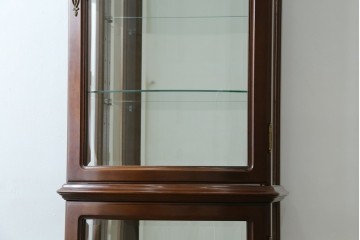 中古　美品　イタリア　ラ・カーサ(LA CASA)　モダンデザインでコレクションや雑貨を美しく魅せる曲げガラス入り縦型キャビネット　(R-083504)