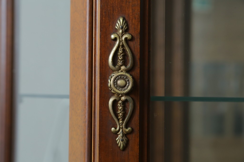 中古　美品　イタリア　ラ・カーサ(LA CASA)　モダンデザインでコレクションや雑貨を美しく魅せる曲げガラス入り縦型キャビネット　(R-083504)