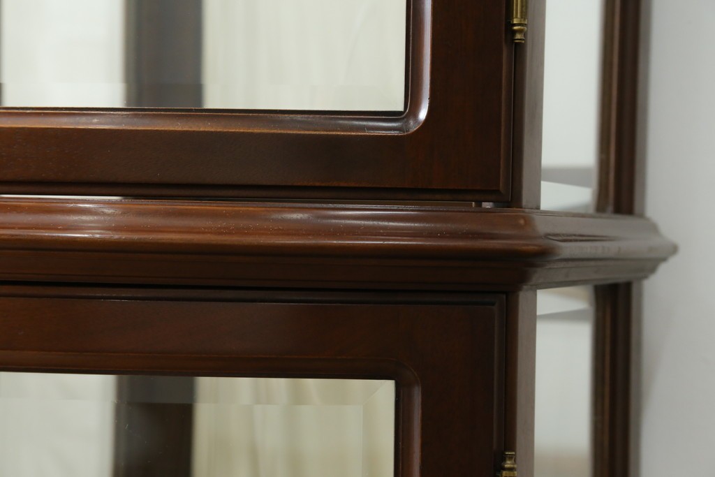 中古　美品　イタリア　ラ・カーサ(LA CASA)　モダンデザインでコレクションや雑貨を美しく魅せる曲げガラス入り縦型キャビネット　(R-083504)