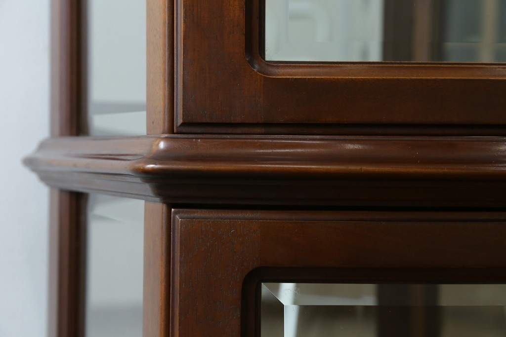 中古　美品　イタリア　ラ・カーサ(LA CASA)　モダンデザインでコレクションや雑貨を美しく魅せる曲げガラス入り縦型キャビネット　(R-083504)