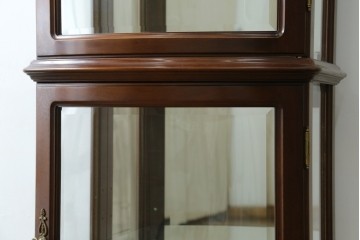 中古　美品　イタリア　ラ・カーサ(LA CASA)　モダンデザインでコレクションや雑貨を美しく魅せる曲げガラス入り縦型キャビネット　(R-083504)