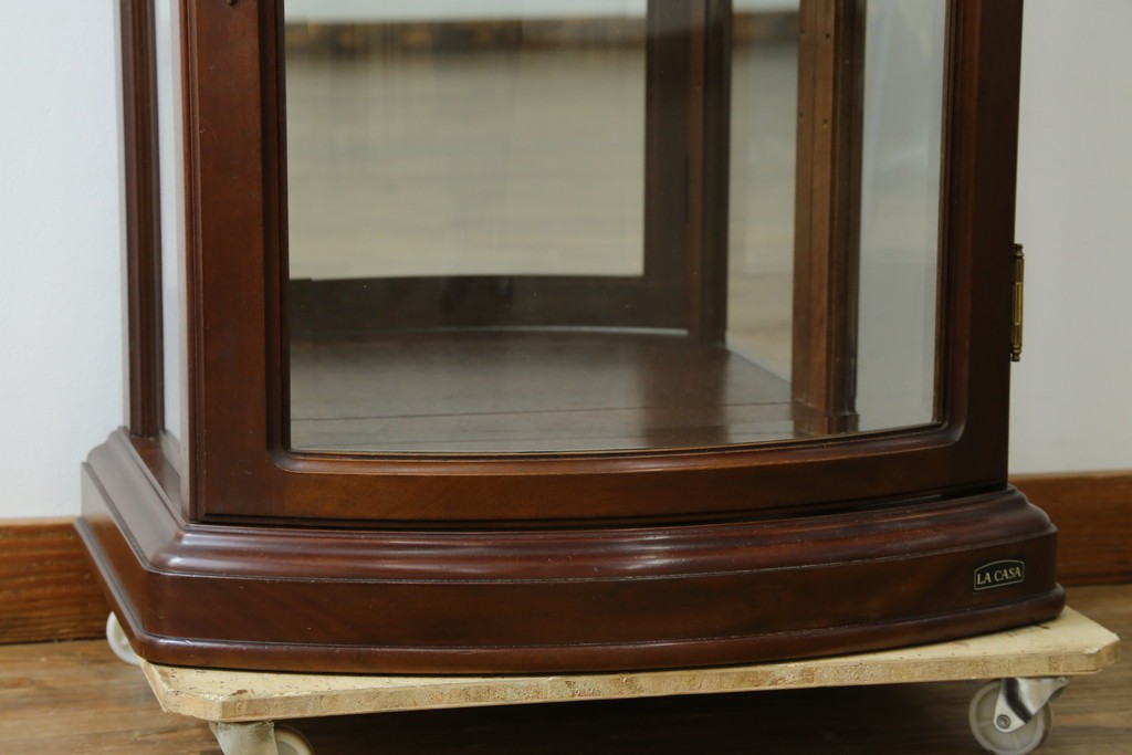 中古　美品　イタリア　ラ・カーサ(LA CASA)　モダンデザインでコレクションや雑貨を美しく魅せる曲げガラス入り縦型キャビネット　(R-083504)