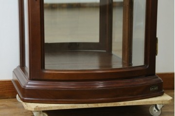 中古　美品　イタリア　ラ・カーサ(LA CASA)　モダンデザインでコレクションや雑貨を美しく魅せる曲げガラス入り縦型キャビネット　(R-083504)