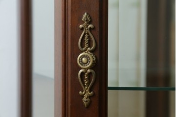 中古　美品　イタリア　ラ・カーサ(LA CASA)　モダンデザインでコレクションや雑貨を美しく魅せる曲げガラス入り縦型キャビネット　(R-083504)