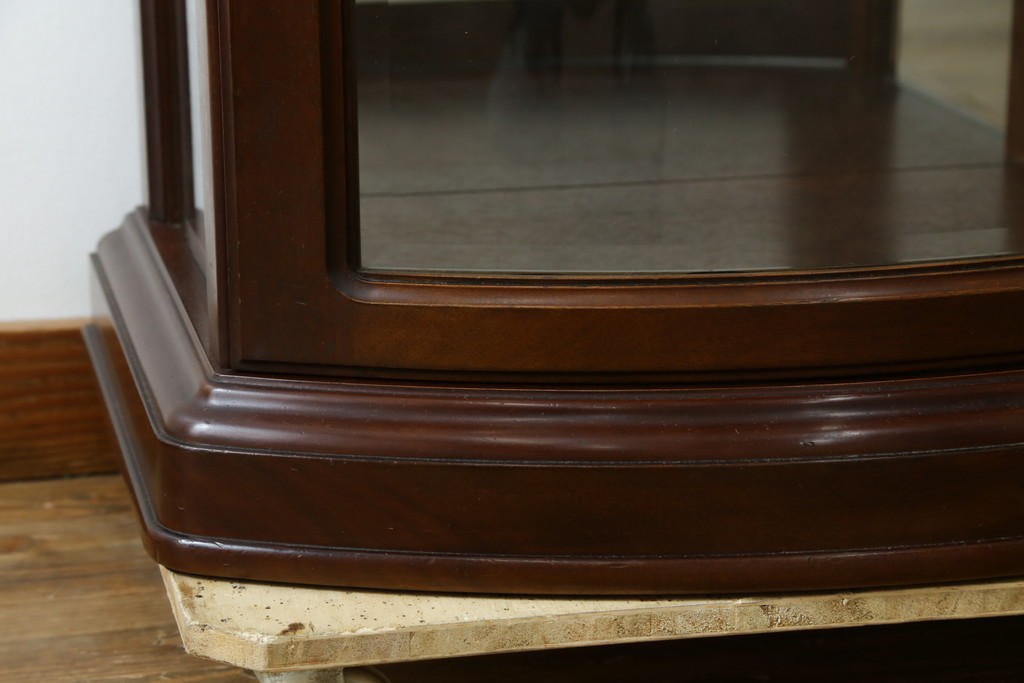 中古　美品　イタリア　ラ・カーサ(LA CASA)　モダンデザインでコレクションや雑貨を美しく魅せる曲げガラス入り縦型キャビネット　(R-083504)