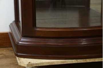 中古　美品　イタリア　ラ・カーサ(LA CASA)　モダンデザインでコレクションや雑貨を美しく魅せる曲げガラス入り縦型キャビネット　(R-083504)