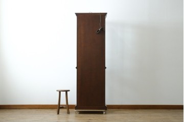 中古　美品　イタリア　ラ・カーサ(LA CASA)　モダンデザインでコレクションや雑貨を美しく魅せる曲げガラス入り縦型キャビネット　(R-083504)