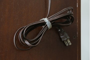 中古　美品　イタリア　ラ・カーサ(LA CASA)　モダンデザインでコレクションや雑貨を美しく魅せる曲げガラス入り縦型キャビネット　(R-083504)