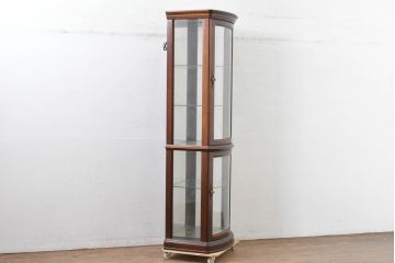 中古　美品　イタリア　ラ・カーサ(LA CASA)　モダンデザインでコレクションや雑貨を美しく魅せる曲げガラス入り縦型キャビネット(戸棚、ガラスケース、ショーケース、ディスプレイケース、飾り棚、陳列棚、店舗什器)(R-083504)