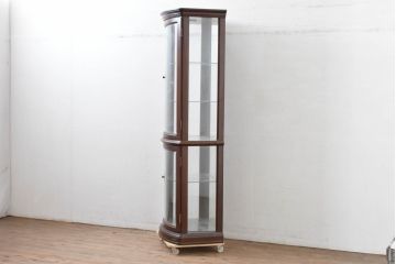 中古　美品　イタリア　ラ・カーサ(LA CASA)　モダンデザインでコレクションや雑貨を美しく魅せる曲げガラス入り縦型キャビネット(戸棚、ガラスケース、ショーケース、ディスプレイケース、飾り棚、陳列棚、店舗什器)(R-083504)