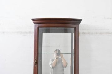 中古　美品　イタリア　ラ・カーサ(LA CASA)　モダンデザインでコレクションや雑貨を美しく魅せる曲げガラス入り縦型キャビネット(戸棚、ガラスケース、ショーケース、ディスプレイケース、飾り棚、陳列棚、店舗什器)(R-083504)