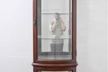 中古　美品　イタリア　ラ・カーサ(LA CASA)　モダンデザインでコレクションや雑貨を美しく魅せる曲げガラス入り縦型キャビネット(戸棚、ガラスケース、ショーケース、ディスプレイケース、飾り棚、陳列棚、店舗什器)(R-083504)