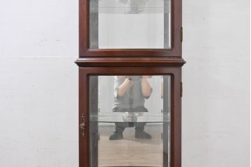 中古　美品　イタリア　ラ・カーサ(LA CASA)　モダンデザインでコレクションや雑貨を美しく魅せる曲げガラス入り縦型キャビネット(戸棚、ガラスケース、ショーケース、ディスプレイケース、飾り棚、陳列棚、店舗什器)(R-083504)