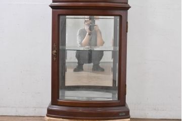 中古　美品　イタリア　ラ・カーサ(LA CASA)　モダンデザインでコレクションや雑貨を美しく魅せる曲げガラス入り縦型キャビネット(戸棚、ガラスケース、ショーケース、ディスプレイケース、飾り棚、陳列棚、店舗什器)(R-083504)