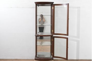 中古　美品　イタリア　ラ・カーサ(LA CASA)　モダンデザインでコレクションや雑貨を美しく魅せる曲げガラス入り縦型キャビネット(戸棚、ガラスケース、ショーケース、ディスプレイケース、飾り棚、陳列棚、店舗什器)(R-083504)