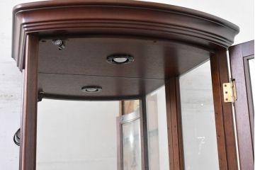 中古　美品　イタリア　ラ・カーサ(LA CASA)　モダンデザインでコレクションや雑貨を美しく魅せる曲げガラス入り縦型キャビネット(戸棚、ガラスケース、ショーケース、ディスプレイケース、飾り棚、陳列棚、店舗什器)(R-083504)