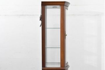 中古　美品　イタリア　ラ・カーサ(LA CASA)　モダンデザインでコレクションや雑貨を美しく魅せる曲げガラス入り縦型キャビネット(戸棚、ガラスケース、ショーケース、ディスプレイケース、飾り棚、陳列棚、店舗什器)(R-083504)