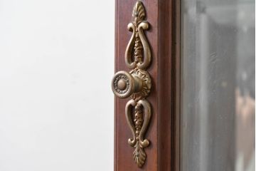 中古　美品　イタリア　ラ・カーサ(LA CASA)　モダンデザインでコレクションや雑貨を美しく魅せる曲げガラス入り縦型キャビネット(戸棚、ガラスケース、ショーケース、ディスプレイケース、飾り棚、陳列棚、店舗什器)(R-083504)