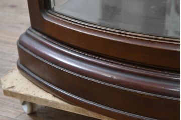 中古　美品　イタリア　ラ・カーサ(LA CASA)　モダンデザインでコレクションや雑貨を美しく魅せる曲げガラス入り縦型キャビネット(戸棚、ガラスケース、ショーケース、ディスプレイケース、飾り棚、陳列棚、店舗什器)(R-083504)