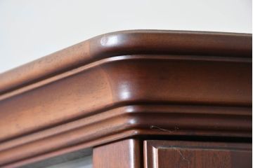 中古　美品　イタリア　ラ・カーサ(LA CASA)　モダンデザインでコレクションや雑貨を美しく魅せる曲げガラス入り縦型キャビネット(戸棚、ガラスケース、ショーケース、ディスプレイケース、飾り棚、陳列棚、店舗什器)(R-083504)