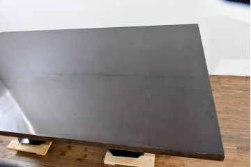 中古　高級品　格式を感じさせる佇まい　高級感ただよう放射状の木目の大きな4人掛けダイニングテーブル(食卓、6人掛け、6P、4P、作業台)(R-083505)