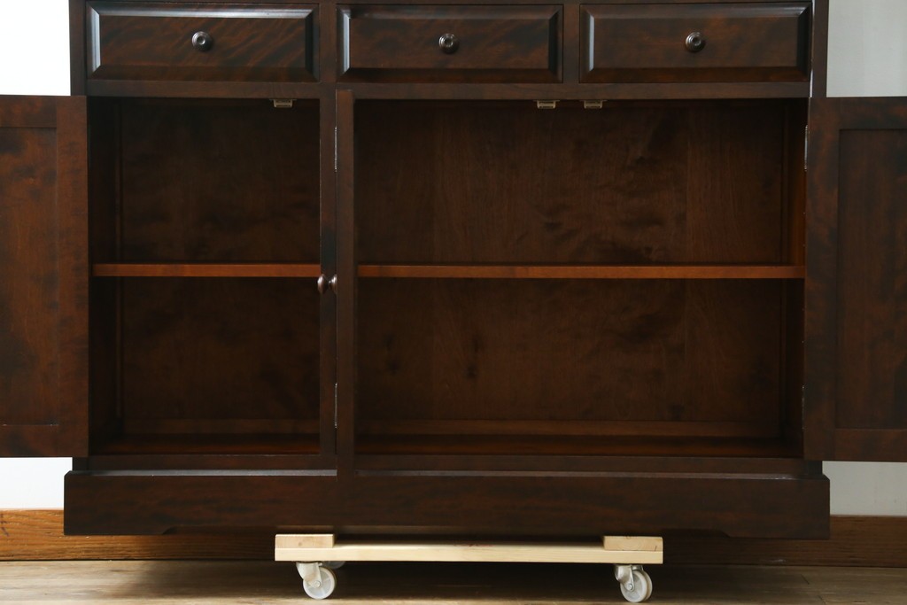 中古　北海道民芸家具　HM165K　高級感漂う上品な佇まいの食器棚　定価約43万円　(R-083506)