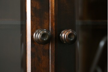 中古　北海道民芸家具　HM165K　高級感漂う上品な佇まいの食器棚　定価約43万円　(R-083506)