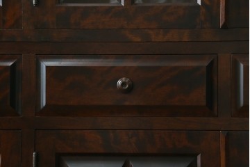 中古　北海道民芸家具　HM165K　高級感漂う上品な佇まいの食器棚　定価約43万円　(R-083506)