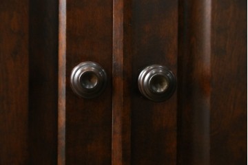 中古　北海道民芸家具　HM165K　高級感漂う上品な佇まいの食器棚　定価約43万円　(R-083506)