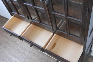 中古　北海道民芸家具　HM165K　高級感漂う上品な佇まいの食器棚(カップボード、キャビネット、収納棚、戸棚、飾り棚、バラ売り可能)(定価約43万円)(R-083506)