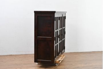 中古　北海道民芸家具　和洋どちらにも合うシックなサイドキャビネット(食器棚、カップボード、本箱、ブックケース、サイドボード、収納棚、戸棚、飾り棚、店舗什器)(R-083507)