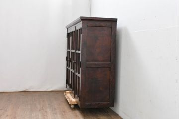中古　北海道民芸家具　和洋どちらにも合うシックなサイドキャビネット(食器棚、カップボード、本箱、ブックケース、サイドボード、収納棚、戸棚、飾り棚、店舗什器)(R-083507)