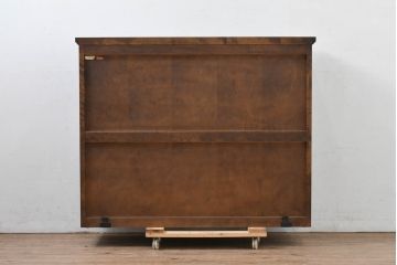 中古　北海道民芸家具　和洋どちらにも合うシックなサイドキャビネット(食器棚、カップボード、本箱、ブックケース、サイドボード、収納棚、戸棚、飾り棚、店舗什器)(R-083507)