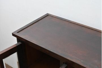 中古　北海道民芸家具　和洋どちらにも合うシックなサイドキャビネット(食器棚、カップボード、本箱、ブックケース、サイドボード、収納棚、戸棚、飾り棚、店舗什器)(R-083507)