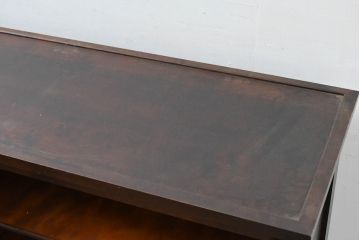 中古　北海道民芸家具　和洋どちらにも合うシックなサイドキャビネット(食器棚、カップボード、本箱、ブックケース、サイドボード、収納棚、戸棚、飾り棚、店舗什器)(R-083507)