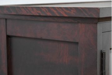 中古　北海道民芸家具　和洋どちらにも合うシックなサイドキャビネット(食器棚、カップボード、本箱、ブックケース、サイドボード、収納棚、戸棚、飾り棚、店舗什器)(R-083507)
