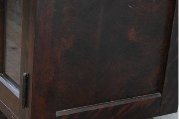 中古　北海道民芸家具　和洋どちらにも合うシックなサイドキャビネット(食器棚、カップボード、本箱、ブックケース、サイドボード、収納棚、戸棚、飾り棚、店舗什器)(R-083507)