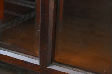 中古　北海道民芸家具　和洋どちらにも合うシックなサイドキャビネット(食器棚、カップボード、本箱、ブックケース、サイドボード、収納棚、戸棚、飾り棚、店舗什器)(R-083507)