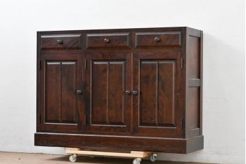 中古　北海道民芸家具　上品な佇まいが落ち着きのある空間を演出するサイドボード(収納棚、戸棚、食器棚、カップボード、サイドキャビネット)(R-083508)