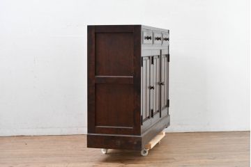 中古　北海道民芸家具　上品な佇まいが落ち着きのある空間を演出するサイドボード(収納棚、戸棚、食器棚、カップボード、サイドキャビネット)(R-083508)