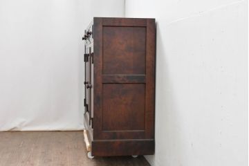 中古　北海道民芸家具　上品な佇まいが落ち着きのある空間を演出するサイドボード(収納棚、戸棚、食器棚、カップボード、サイドキャビネット)(R-083508)