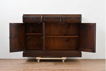 中古　北海道民芸家具　上品な佇まいが落ち着きのある空間を演出するサイドボード(収納棚、戸棚、食器棚、カップボード、サイドキャビネット)(R-083508)